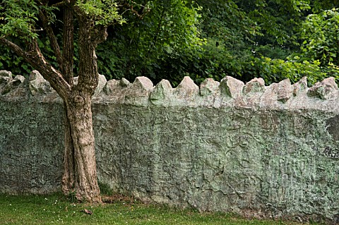 GARDEN_WALL_STACKED_OF_BOULDERS_AND_CLAY