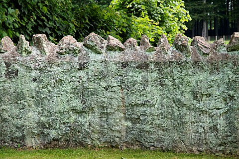GARDEN_WALL_STACKED_OF_BOULDERS_AND_CLAY