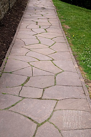 PATH_WITH_PAVEMENT_OF_NATURAL_STONE