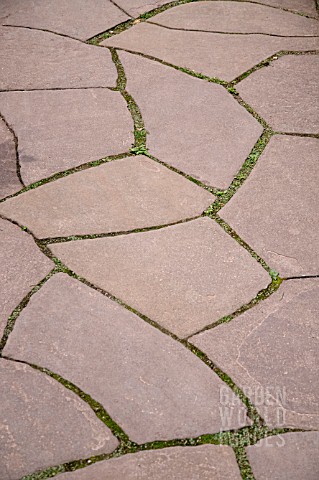 PATH_WITH_PAVEMENT_OF_NATURAL_STONE