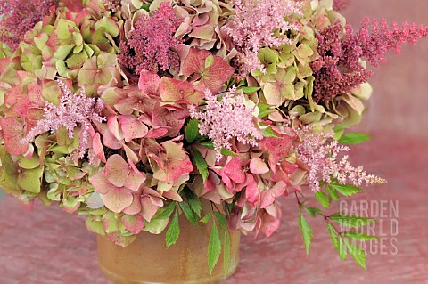 PINK_AUTUMN_BOUQUET_WITH_ROSES_HYDRANGEAS_AND_ASTILBES