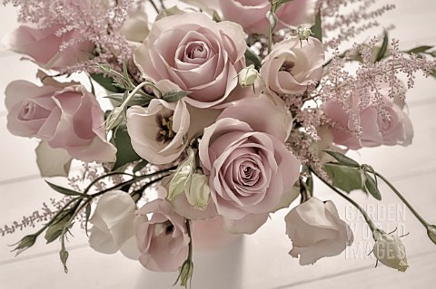 SUMMER_BOUQUET_WITH_ROSES_AND_LISIANTHUS