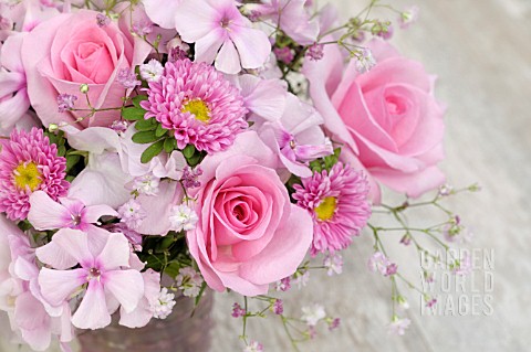 PINK_BOUQUET_OF_SUMMER_FLOWERS_WITH_ASTERS_ROSES_PHLOX_AND_GYPSOPHILA