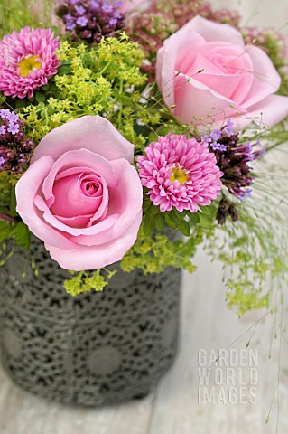 FLOWER_ARRANGEMENT_IN_PINK_AND_LIME