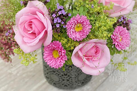 FLOWER_ARRANGEMENT_IN_PINK_AND_LIME