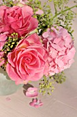 PINK SUMMER FLOWER ARRANGEMENT WITH ROSES, HEDERA AND HYDRANGEA