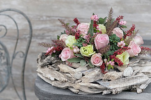 FLOWER_ARRANGEMENT_WITH_PINK_ROSES_ON_A_WREATH_OF_DRIFTWOOD