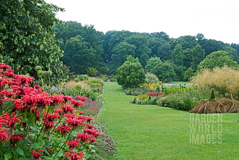 THE_LONG_BORDERS_AT_HARLOW_CARR_GARDEN_WITH_MONARDA_GARDENVIEW_SCARLET_IN_THE_FOREGROUND