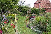 SUMMER BORDERS AT WAKEFIELDS GARDEN