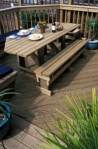 DECKING_PATIO_WITH_BALCONY_AND_FURNITURE