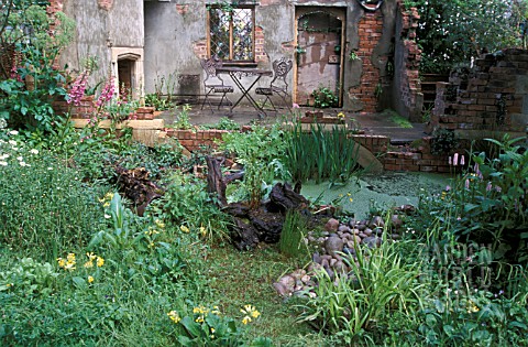 ABANDONED_GARDEN_AND_PATIO__STONEMARKETS_ROOM_FOR_WILDLIFE__DESIGN_C_CALIGARI__CHELSEA_2003