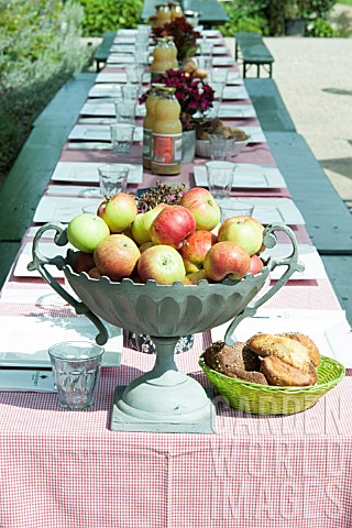 OUTDOOR_LIVING_LAID_TABLE_WITH_FRUIT_BOWL_OF_APPLES