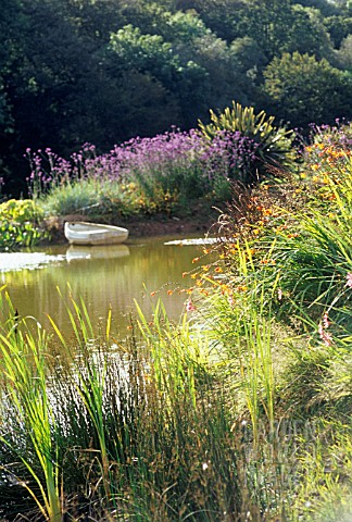 SUMMER_POND_WITH_BOAT