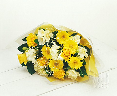YELLOW_AND_WHITE_THEMED_BOUQUET