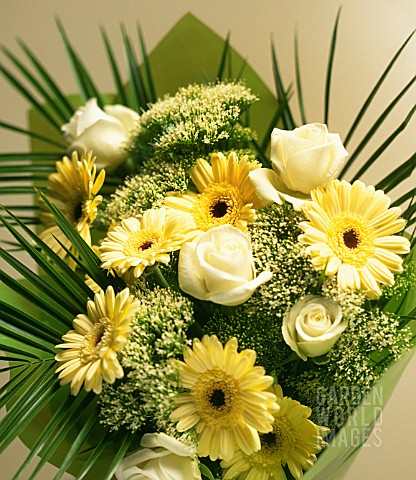 CREAM_AND_GREEN_BOUQUET
