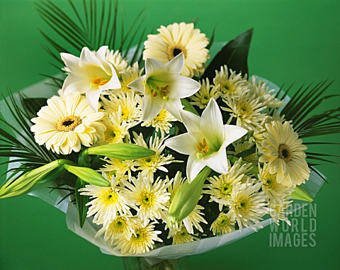 CREAM_THEMED_FLOWER_ARRANGEMENT_GREEN_BACKGROUND