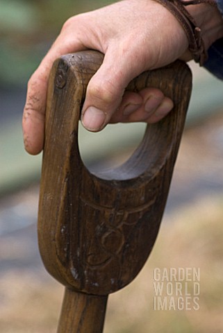 HAND_GRIPPING_TOOL_HANDLE_CLOSE_UP