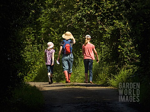 CHILDREN_SUPERVISED_ON_WOODLAND_WALK