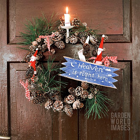 WREATH_DECORATED_WITH_FIR_CONES