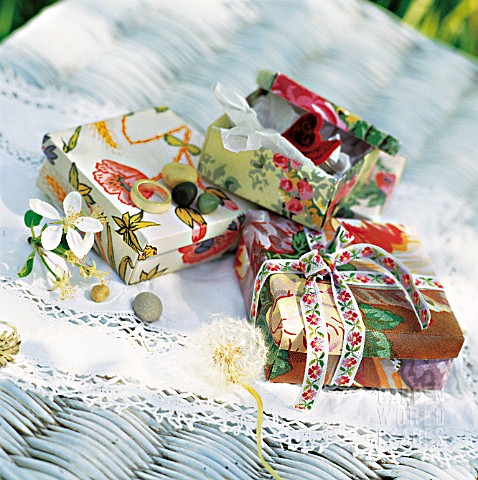 FLORAL_GIFT_BOXES_WITH_RIBBONS