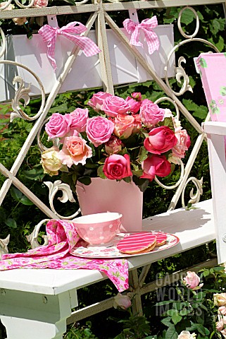 BOUQUET_OF_ROSES_IN_A_PINK_BUCKET_ON_THE_BALCONY_
