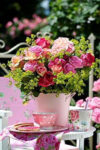 BOUQUET_OF_ROSES_IN_A_PINK_BUCKET_ON_THE_BALCONY