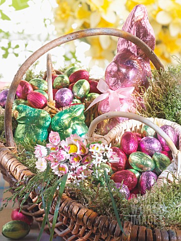 EASTER_BASKETS_WITH_CHOCOLATE_EASTER_BUNNIES_AND_EGGS