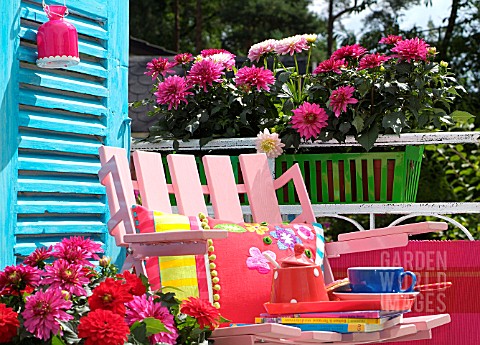 SEATING_AREA_ON_A_BALCONY_WITH_DAHLIAS_IN_WINDOW_BOXES