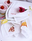 NAPKINS WITH TULIP PATTERN