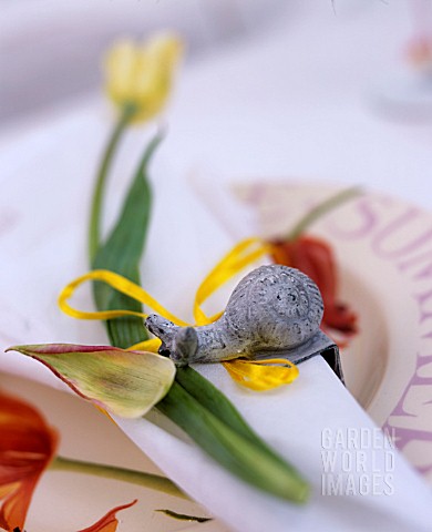 SNAIL_NAPKIN_RING_WITH_TULIP