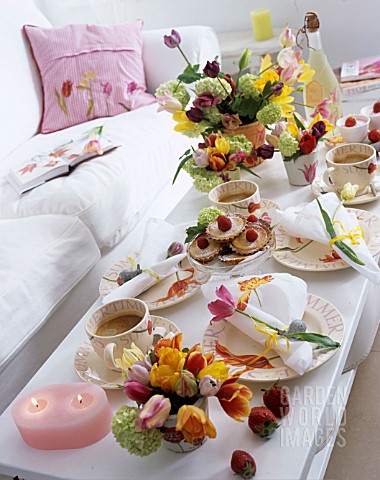 SPRING_TABLE_WITH_TULIPS