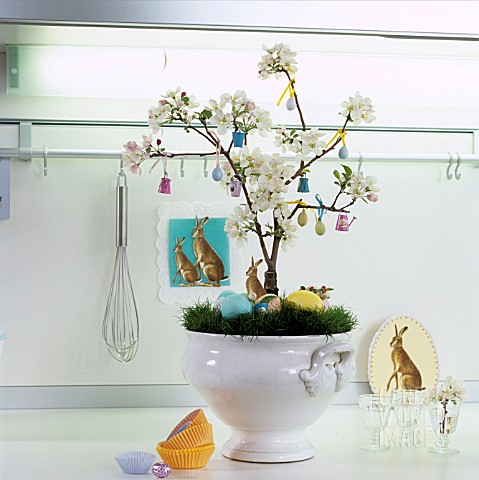 EASTER_DECORATION_IN_TUREEN