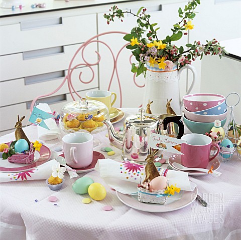 EASTER_BREAKFAST_WITH_COLORFUL_EGGS