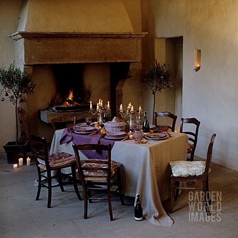 COUNTRY_STYLE_CHRISTMAS_TABLE_BY_THE_FIRESIDE