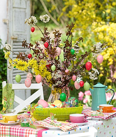 COLOURFUL_EASTER_TABLE