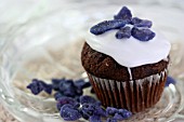 MUFFIN WITH GLAZED VIOLETS