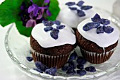 MUFFINS WITH GLAZED VIOLETS