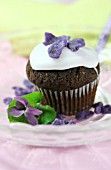 MUFFIN WITH GLAZED VIOLETS