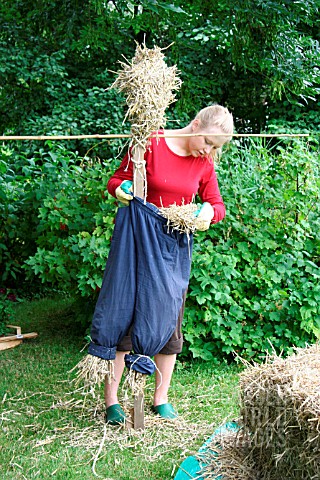 BUILDING_A_SCARECROWFILL_TROUSERS_WITH_STRAW