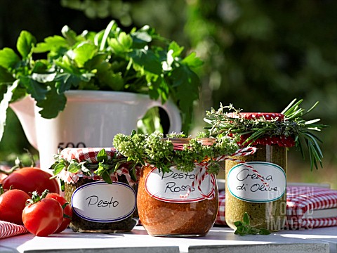 HANDMADE_SAUCES_WITH_HERBS