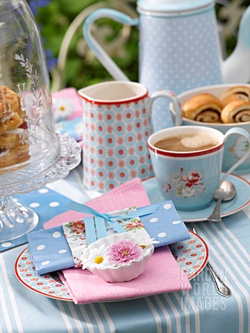 COFFEE_PLACE_SETTING_DECORATED_WITH_FLOWERS