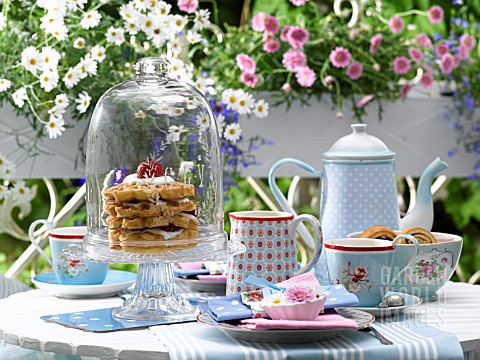 SUMMERY_COFFEE_TABLE_ON_THE_BALCONY