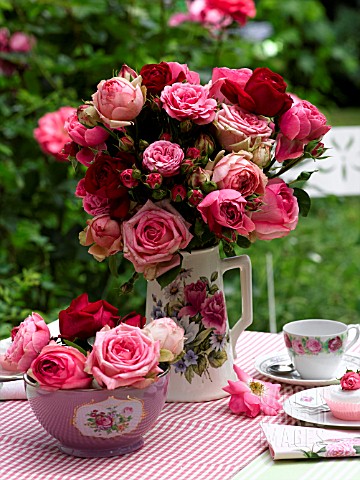 BOUQUET_OF_ROSES_ON_THE_TABLE