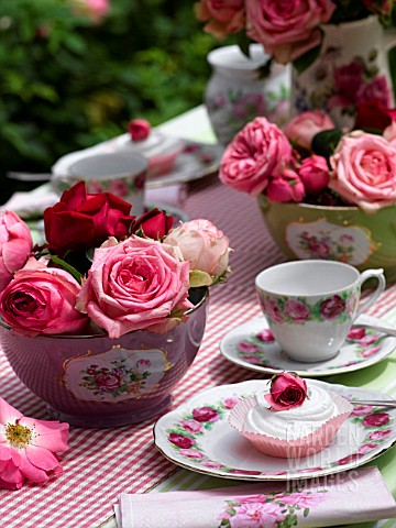 PLACE_SETTING_AND_MERINGUE_WITH_ROSES