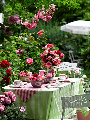GARDEN_TABLE_EMBELLISHED_WITH_ROSES
