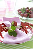 NAPKINS WITH STRAWBERRY AND TABLE SET