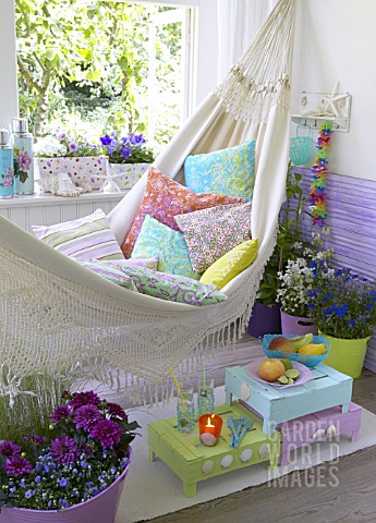 HAMMOCK_ON_VERANDA