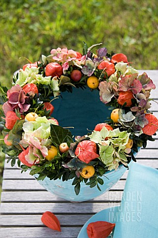 FLORAL_WREATH_WITH_PHYSALIS_QUINCE_AND_HYDRANGEA