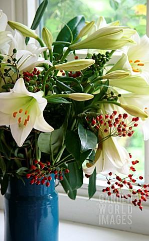BOUQUET_OF_LILIES_WITH_MINIATURE_ROSE_HIPS