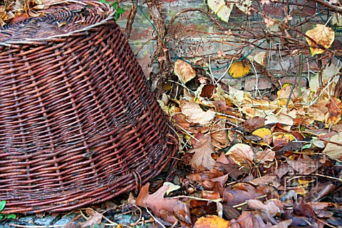 BASKET_WITH_LEAVES_AS_A_WINTER_NEST_FOR_HEDGEHOGS